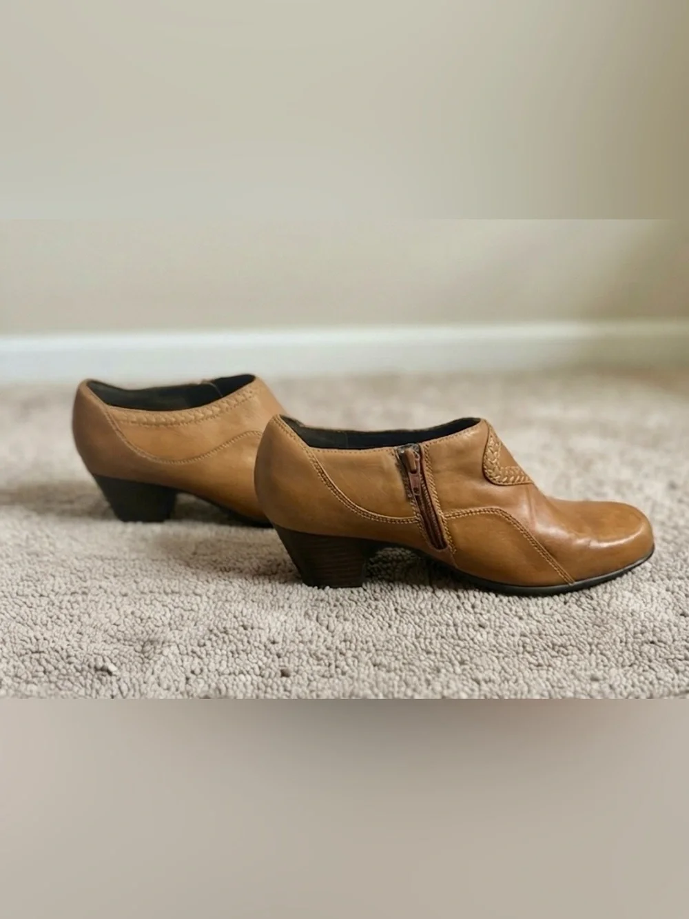 Clarks Tan Leather Ankle Boots Women’s 9W Side Zip Classic Comfort Block Heel